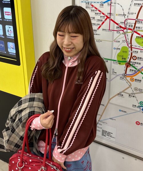 HELLO.SANFRANCISCO（ハローサンフランシスコ）の「【momoコラボ】【HELLO.SANFRANCISCO/ハローサンフランシスコ】配色トラックジャケット（ブルゾン・レディース・サックスブルー/イエロー/ブラウン・ONE SIZE）」の2枚目の写真