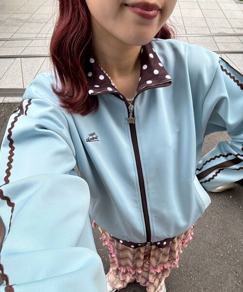 HELLO.SANFRANCISCO（ハローサンフランシスコ）の「【momoコラボ】【HELLO.SANFRANCISCO/ハローサンフランシスコ】配色トラックジャケット（ブルゾン・レディース・サックスブルー/イエロー/ブラウン・ONE SIZE）」の3枚目の写真