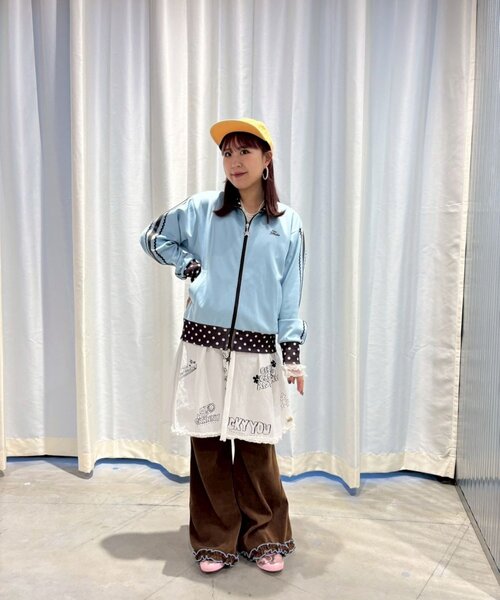 HELLO.SANFRANCISCO（ハローサンフランシスコ）の「【momoコラボ】【HELLO.SANFRANCISCO/ハローサンフランシスコ】配色トラックジャケット（ブルゾン・レディース・サックスブルー/イエロー/ブラウン・ONE SIZE）」の11枚目の写真