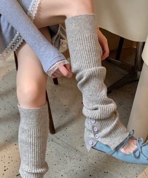 Vipoa（ヴィポア）の「ルーズボタンスリットレッグウォーマー（レッグウォーマー・レディース・アイボリー/ブラウン/オートミール/ブルー/グレー/ブラック・FREE）」の5枚目の写真