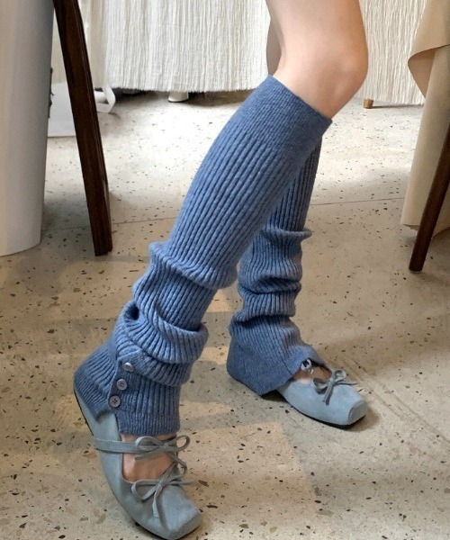 Vipoa（ヴィポア）の「ルーズボタンスリットレッグウォーマー（レッグウォーマー・レディース・アイボリー/ブラウン/オートミール/ブルー/グレー/ブラック・FREE）」の6枚目の写真