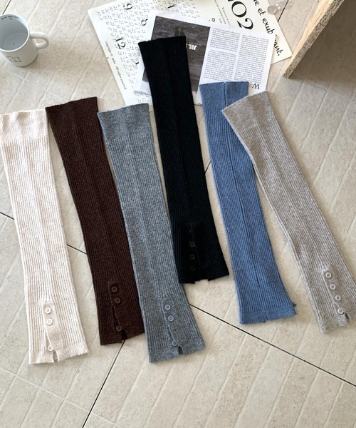 Vipoa（ヴィポア）の「ルーズボタンスリットレッグウォーマー（レッグウォーマー・レディース・アイボリー/ブラウン/オートミール/ブルー/グレー/ブラック・FREE）」の22枚目の写真