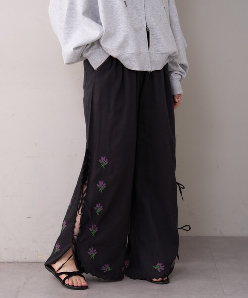 WILLOW（ウィロー）の「【willow】スカラップサイド刺繍パンツ（その他パンツ・レディース・ホワイト/ブラック・SMALL/MEDIUM）」の2枚目の写真