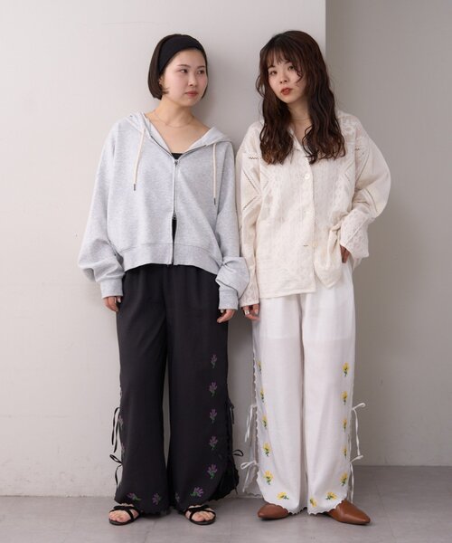 WILLOW（ウィロー）の「【willow】スカラップサイド刺繍パンツ（その他パンツ・レディース・ホワイト/ブラック・SMALL/MEDIUM）」の4枚目の写真