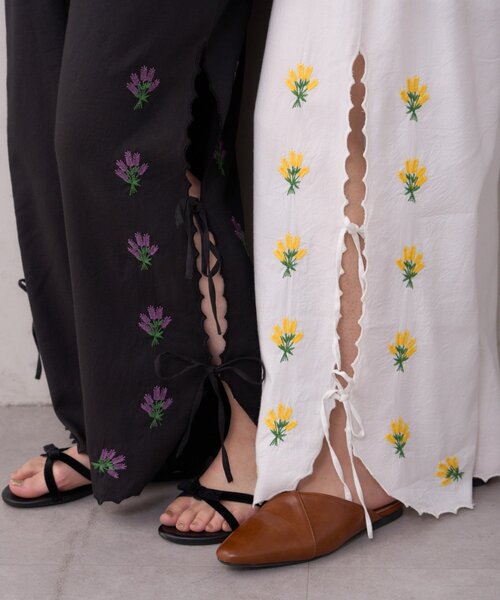 WILLOW（ウィロー）の「【willow】スカラップサイド刺繍パンツ（その他パンツ・レディース・ホワイト/ブラック・SMALL/MEDIUM）」の5枚目の写真