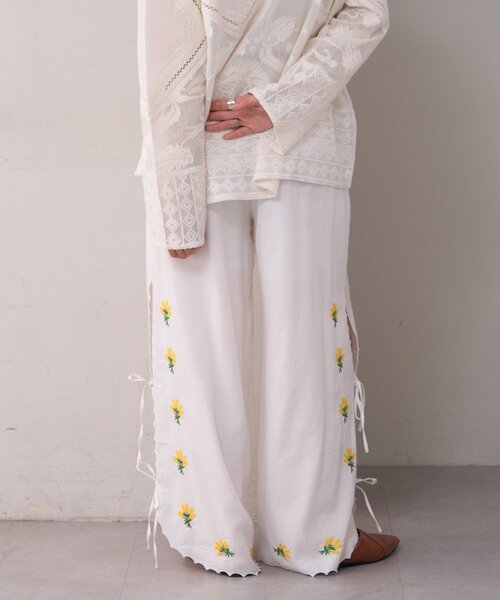 WILLOW（ウィロー）の「【willow】スカラップサイド刺繍パンツ（その他パンツ・レディース・ホワイト/ブラック・SMALL/MEDIUM）」の6枚目の写真