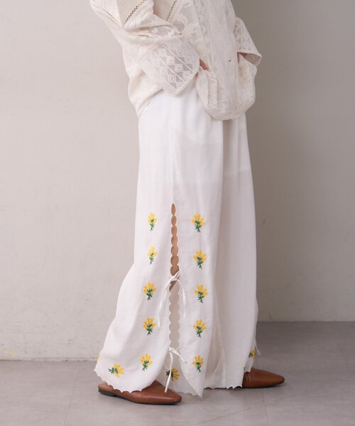 WILLOW（ウィロー）の「【willow】スカラップサイド刺繍パンツ（その他パンツ・レディース・ホワイト/ブラック・SMALL/MEDIUM）」の7枚目の写真