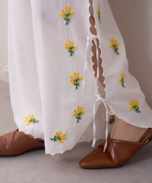 WILLOW（ウィロー）の「【willow】スカラップサイド刺繍パンツ（その他パンツ・レディース・ホワイト/ブラック・SMALL/MEDIUM）」の8枚目の写真