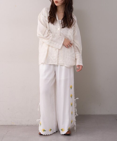 WILLOW（ウィロー）の「【willow】スカラップサイド刺繍パンツ（その他パンツ・レディース・ホワイト/ブラック・SMALL/MEDIUM）」の10枚目の写真