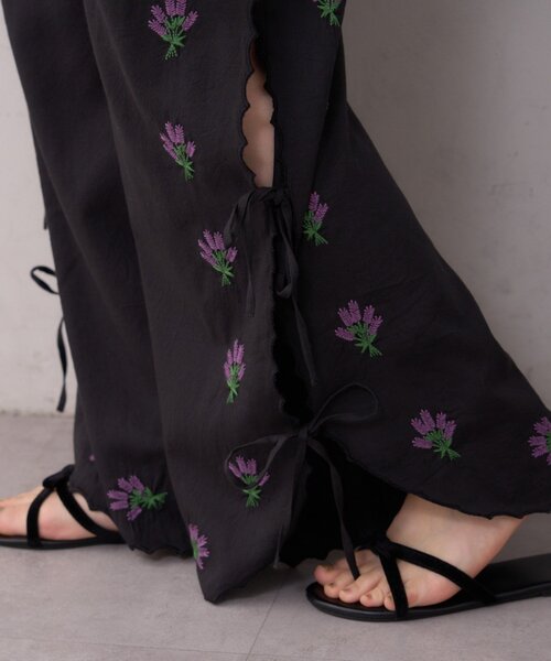 WILLOW（ウィロー）の「【willow】スカラップサイド刺繍パンツ（その他パンツ・レディース・ホワイト/ブラック・SMALL/MEDIUM）」の14枚目の写真
