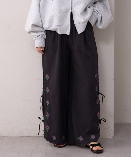 WILLOW（ウィロー）の「【willow】スカラップサイド刺繍パンツ（その他パンツ・レディース・ホワイト/ブラック・SMALL/MEDIUM）」の16枚目の写真