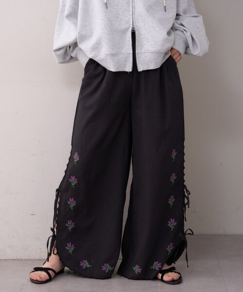 WILLOW（ウィロー）の「【willow】スカラップサイド刺繍パンツ（その他パンツ・レディース・ホワイト/ブラック・SMALL/MEDIUM）」の18枚目の写真