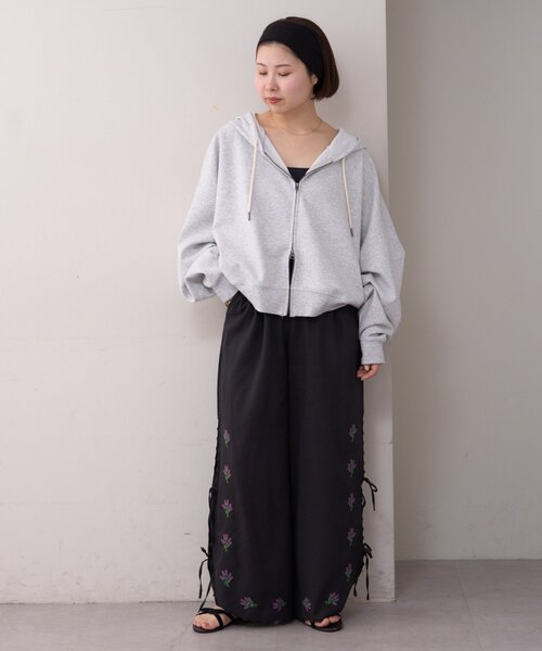 WILLOW（ウィロー）の「【willow】スカラップサイド刺繍パンツ（その他パンツ・レディース・ホワイト/ブラック・SMALL/MEDIUM）」の19枚目の写真