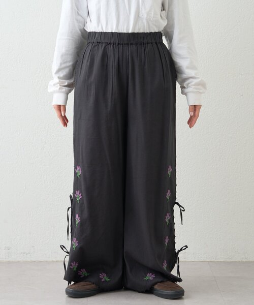 WILLOW（ウィロー）の「【willow】スカラップサイド刺繍パンツ（その他パンツ・レディース・ホワイト/ブラック・SMALL/MEDIUM）」の22枚目の写真