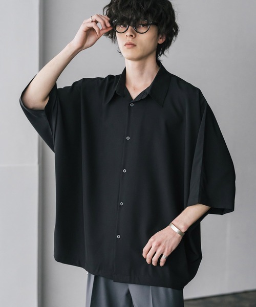 Rocky Monroe(ロッキーモンロー)の「接触冷感 とろみビッグシルエットドルマン半袖シャツ(シャツ/ブラウス・メンズ・ブルー/ブラック/ホワイト/バーガンディー/ブルーグリーン/チャコール・M/L/XL)」の2枚目の写真