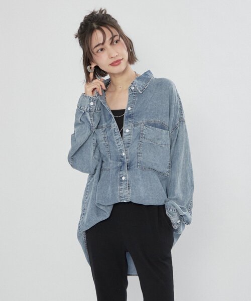 Remind me and forever（リマインドミーアンドフォーエバー）の「【接触冷感/大人のカジュアルコーデに】テンセルデニム2WAYシャツ（シャツ/ブラウス・レディース・ケミカルウォッシュ/スミクロ・FREE）」の2枚目の写真
