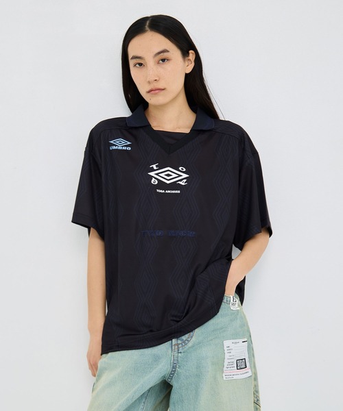 TOGA PULLA(トーガ プルラ)の「【TOGA TOO/トーガトゥー】Game shirt UMBRO SP/アンブロコラボレーション/ゲームシャツ(Tシャツ/カットソー・レディース・ブラック・M/S)」の3枚目の写真