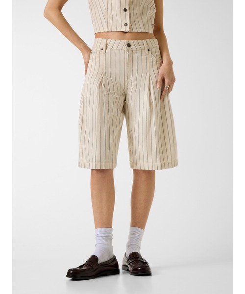 GUESS JEANS Pleated Bermuda ハーフパンツ ショートパンツ | GUESS
