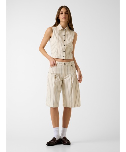 GUESS JEANS(ゲスジーンズ)の「GUESS JEANS Pleated Bermuda ハーフパンツ ショートパンツ(デニムパンツ・レディース・ベージュ・24inch/25inch/26inch)」の4枚目の写真