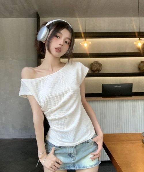 Ritzy(リッツィー)の「オフショルダー サイドシャーリングトップス(Tシャツ/カットソー・レディース・ホワイト/キャメル・M)」の1枚目の写真