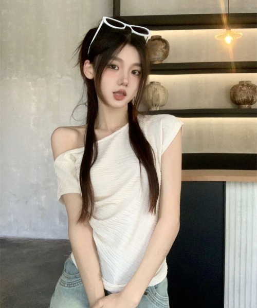 Ritzy(リッツィー)の「オフショルダー サイドシャーリングトップス(Tシャツ/カットソー・レディース・ホワイト/キャメル・M)」の8枚目の写真