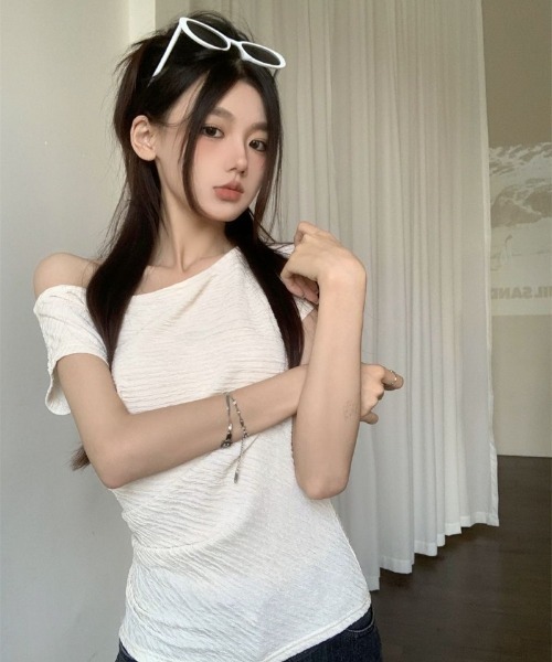 Ritzy(リッツィー)の「オフショルダー サイドシャーリングトップス(Tシャツ/カットソー・レディース・ホワイト/キャメル・M)」の9枚目の写真