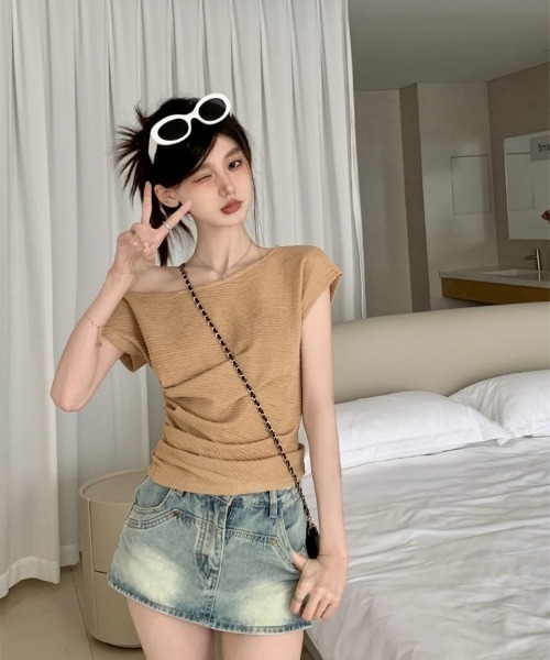 Ritzy(リッツィー)の「オフショルダー サイドシャーリングトップス(Tシャツ/カットソー・レディース・ホワイト/キャメル・M)」の19枚目の写真