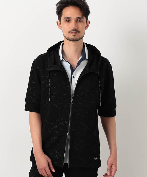 NICOLE CLUB FOR MEN(ニコルクラブフォーメン)の「エンボスクラック柄5分袖ジップパーカー(パーカー・メンズ・ホワイト系2/ホワイト系1/ブラック系2/ブラック系1・X-LARGE/LARGE/MEDIUM)」の4枚目の写真