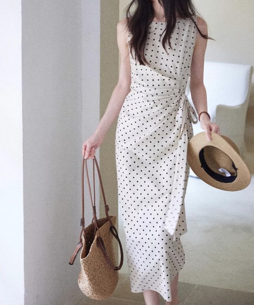 AMAJI(アマジ)の「ドット柄ロング丈ワンピース(ワンピース・レディース・ベージュ・SMALL/MEDIUM/LARGE/X-LARGE)」の1枚目の写真