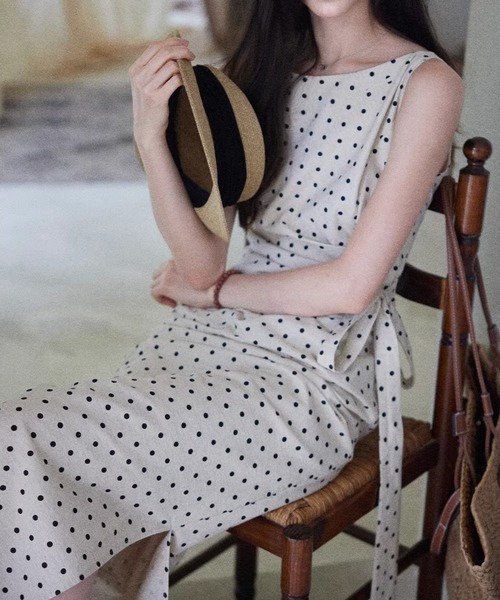 AMAJI(アマジ)の「ドット柄ロング丈ワンピース(ワンピース・レディース・ベージュ・SMALL/MEDIUM/LARGE/X-LARGE)」の5枚目の写真