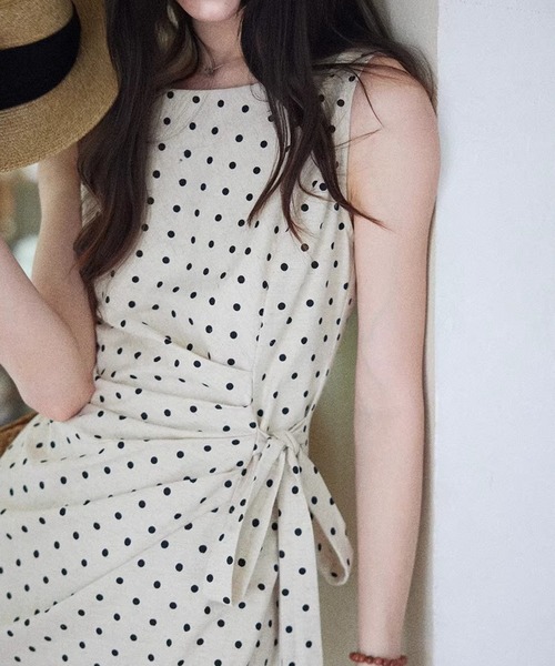 AMAJI(アマジ)の「ドット柄ロング丈ワンピース(ワンピース・レディース・ベージュ・SMALL/MEDIUM/LARGE/X-LARGE)」の2枚目の写真