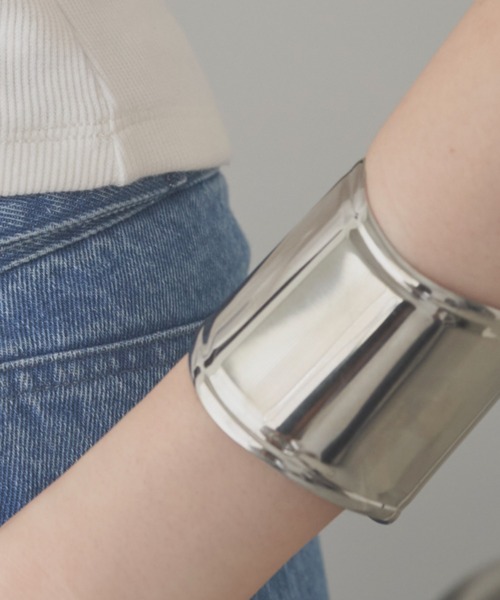 SOEMIN(ソミン)の「Bone bangle/ワイドバングル(バングル/リストバンド・レディース・シルバー・FREE)」の1枚目の写真