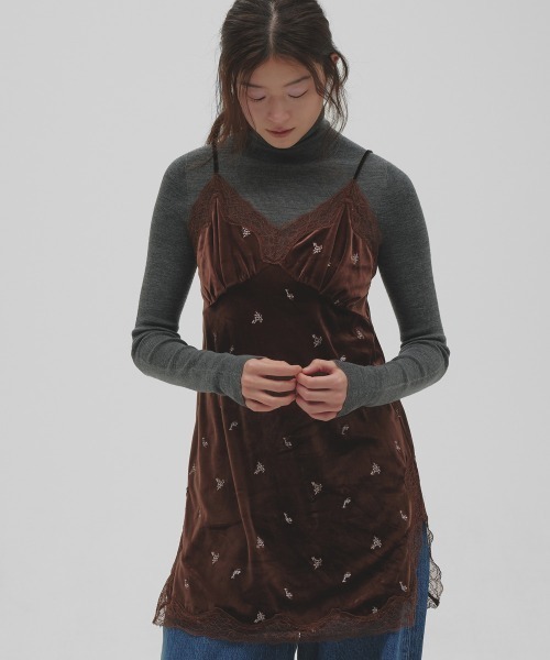 TODAYFUL（トゥデイフル）の「Petit Flower Velour Tunic（その他トップス・レディース・チョコ/ブラック・FREE）」の2枚目の写真