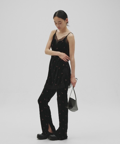 TODAYFUL（トゥデイフル）の「Petit Flower Velour Tunic（その他トップス・レディース・チョコ/ブラック・FREE）」の4枚目の写真