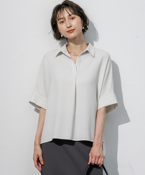 23区 L(ニジュウサンクオオキイサイズ)の「ストレッチジョーゼット スキッパーネック ブラウス(シャツ/ブラウス・レディース・ネイビー系/ベージュ系/ダークブラウン系・46/44)」の1枚目の写真
