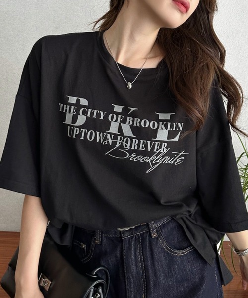 Eclat one(エクラワン)の「【Eclat one】コットン 天竺 カレッジロゴ プリント ワイドTシャツ(Tシャツ/カットソー・レディース・ブラック/オフホワイト・FREE)」の1枚目の写真