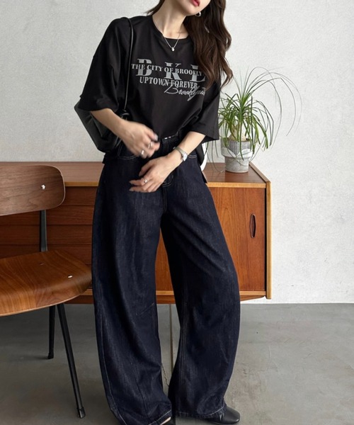 Eclat one(エクラワン)の「【Eclat one】コットン 天竺 カレッジロゴ プリント ワイドTシャツ(Tシャツ/カットソー・レディース・ブラック/オフホワイト・FREE)」の3枚目の写真