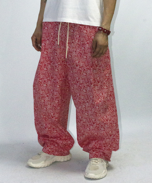 DEMARC(ドゥマーク)の「M Paisley side one tuck curved wide pants Red(その他パンツ・メンズ・レッド・MEDIUM/LARGE)」の1枚目の写真