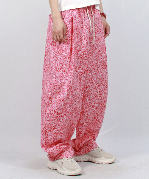 DEMARC(ドゥマーク)の「M Paisley side one tuck curved wide pants Red(その他パンツ・メンズ・レッド・MEDIUM/LARGE)」の2枚目の写真