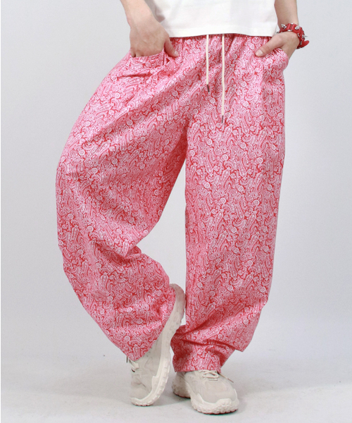 DEMARC(ドゥマーク)の「M Paisley side one tuck curved wide pants Red(その他パンツ・メンズ・レッド・MEDIUM/LARGE)」の4枚目の写真