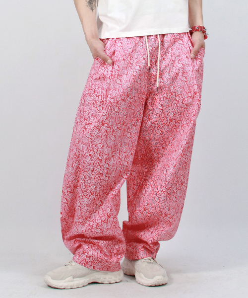 DEMARC(ドゥマーク)の「M Paisley side one tuck curved wide pants Red(その他パンツ・メンズ・レッド・MEDIUM/LARGE)」の5枚目の写真