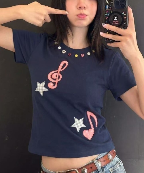 AsRiRe(アスリレイ)の「音符モチーフビジューネックTシャツ(Tシャツ/カットソー・レディース・ネイビー・M)」の1枚目の写真