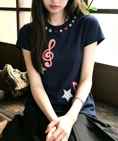 AsRiRe(アスリレイ)の「音符モチーフビジューネックTシャツ(Tシャツ/カットソー・レディース・ネイビー・M)」の2枚目の写真