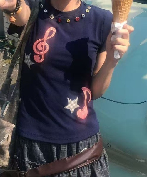 AsRiRe(アスリレイ)の「音符モチーフビジューネックTシャツ(Tシャツ/カットソー・レディース・ネイビー・M)」の5枚目の写真