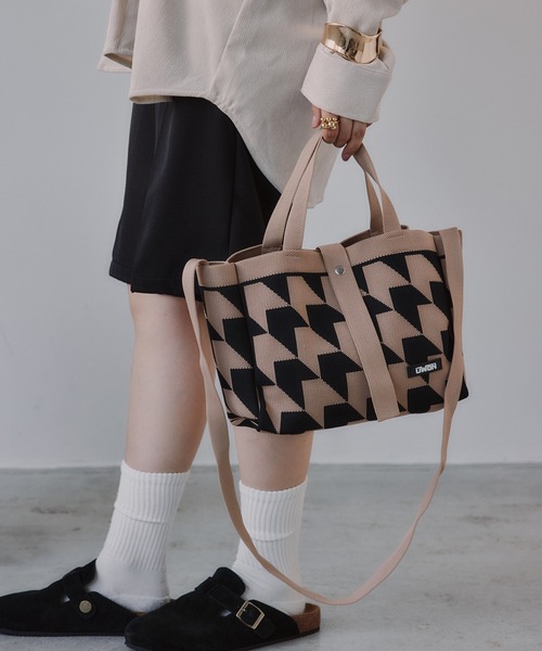 210nouve(トゥージュヌーブ)の「千鳥柄 2Way ニット バッグ(ハンドバッグ・レディース・ブラック/レッド/ベージュ・FREE)」の9枚目の写真