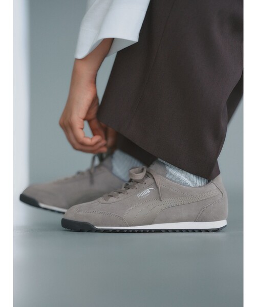 PUMA（プーマ）の「＜スタイリスト 兵藤千尋さんコラボ・PUMA＞アリゾナ スニーカー / ARIZONA（スニーカー・レディース・グレー・24cm/23.5cm/23cm/22.5cm/25cm/24.5cm）」の2枚目の写真