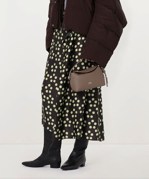 FUTURE CLASSICS(フューチャー クラシックス)の「FUTURE CLASSICS Small Cradle Pebble Shoulder バッグ(ハンドバッグ・レディース・ベージュ・FREE)」の2枚目の写真