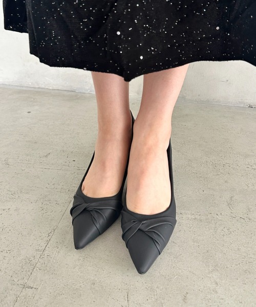 MYMOOD.(マイムード)の「ツイストデザイン7cmヒールパンプス(パンプス・レディース・アイボリー/ブラック・23.5cm/24.5cm)」の2枚目の写真