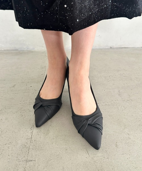 MYMOOD.(マイムード)の「ツイストデザイン7cmヒールパンプス(パンプス・レディース・アイボリー/ブラック・23.5cm/24.5cm)」の14枚目の写真