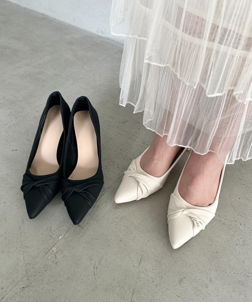 MYMOOD.(マイムード)の「ツイストデザイン7cmヒールパンプス(パンプス・レディース・アイボリー/ブラック・23.5cm/24.5cm)」の4枚目の写真